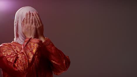 Studioporträt-Einer-Muslimischen-Frau-Mit-Hijab,-Die-Betet-11